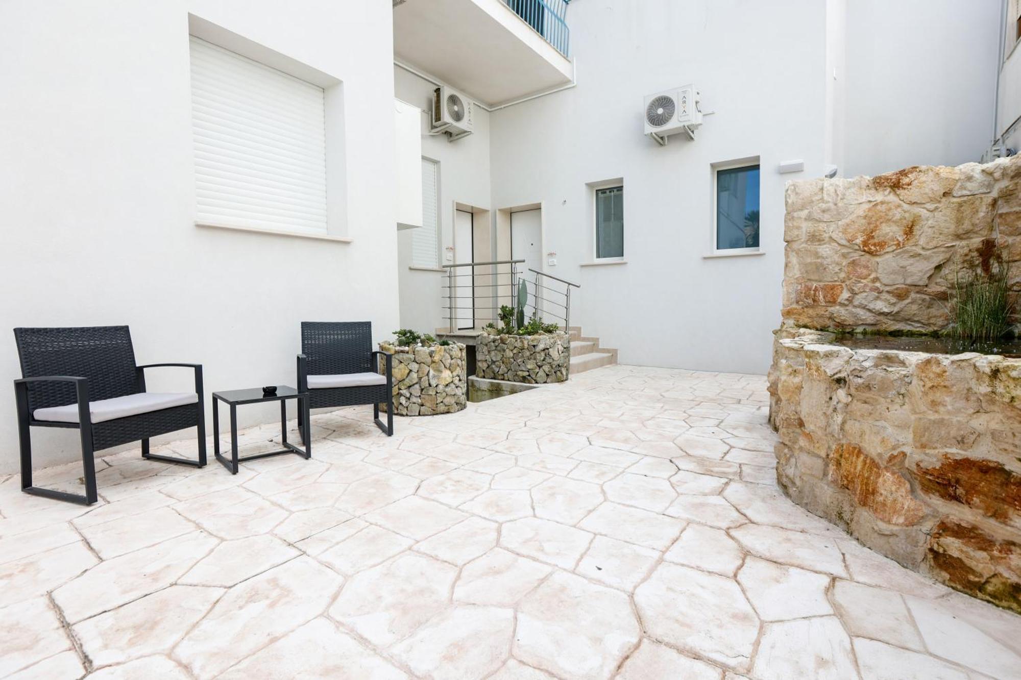 Elegante Bilocale Con Giardino Apartment Lecce Bagian luar foto