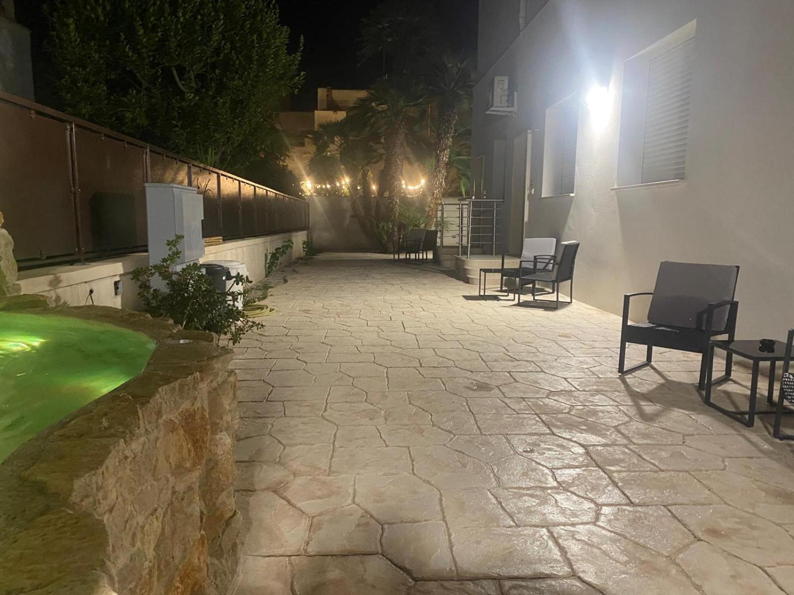 Elegante Bilocale Con Giardino Apartment Lecce Bagian luar foto